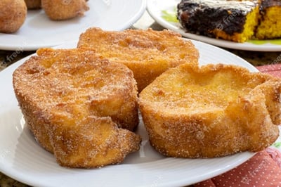 detalle-pan-horneado-o-frito-azucar-canela-postre-llamado-rabanada-torrija-o-pan-dorado_146714-322